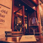 a côté le bar à vins Paris 14, façade et table terrasse