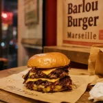 barlou burger marseille : burger smash 3 étages sur table à Marseille