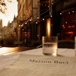 Maison Baci à Metz : terrasse Poulette, table en terrasse au golden hour