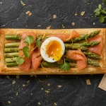 Entrée pâques gastronomique : tartelette asperges Saint-Jacques, saumon et œuf mollet