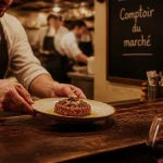 Restaurant comptoir cuisine bordeaux : chef dépose un tartare au comptoir